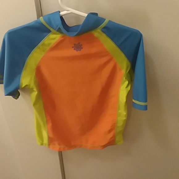 Swim shirt and hat set - Picture 3 of 5